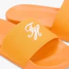 Chanclas de piscina con monograma bordado Chanclas de piscina con monograma bordado