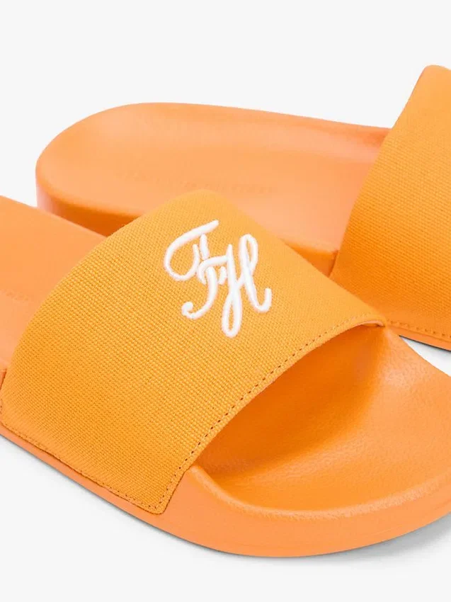 Chanclas de piscina con monograma bordado Chanclas de piscina con monograma bordado
