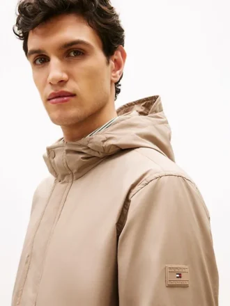 Chaqueta con capucha impermeable y plegable