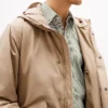 Chaqueta con capucha impermeable y plegable Chaqueta con capucha impermeable y plegable
