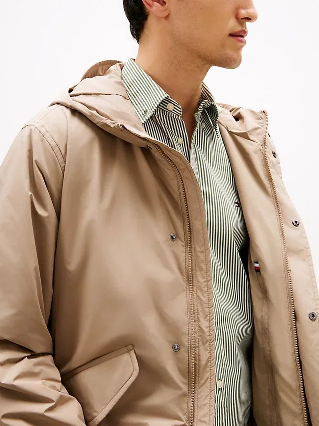 Chaqueta con capucha impermeable y plegable Chaqueta con capucha impermeable y plegable