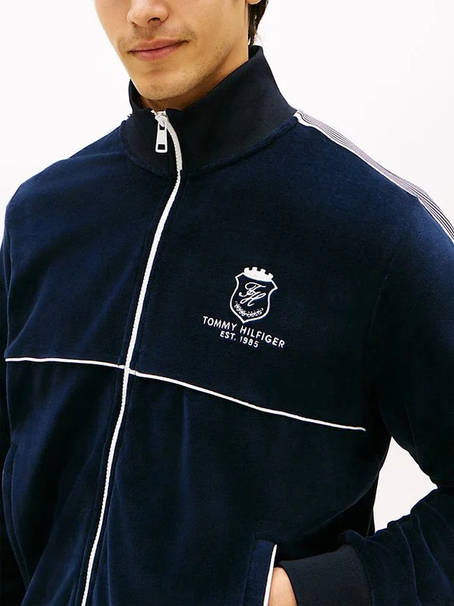 Chaqueta deportiva de terciopelo con escudo monograma Chaqueta deportiva de terciopelo con escudo monograma