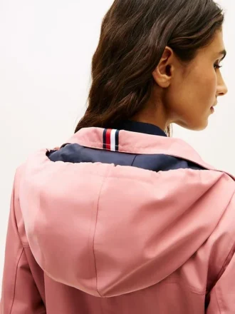 Chaqueta impermeable con capucha