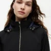 Chaqueta impermeable con capucha