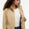 Chaqueta impermeable con capucha