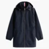 Chaqueta impermeable con capucha