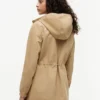 Chaqueta impermeable con capucha
