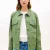 Chaqueta tipo camisa utilitaria oversize de sarga Chaqueta tipo camisa utilitaria oversize de sarga