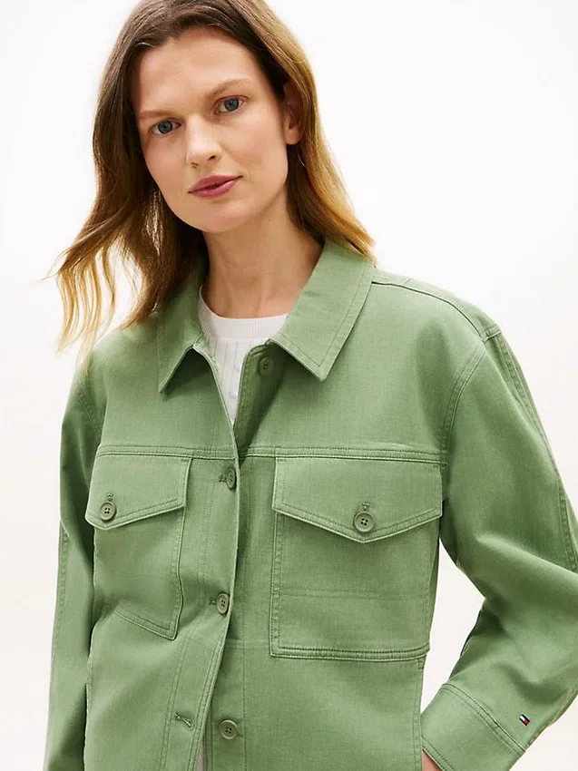 Chaqueta tipo camisa utilitaria oversize de sarga Chaqueta tipo camisa utilitaria oversize de sarga