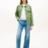 Chaqueta tipo camisa utilitaria oversize de sarga Chaqueta tipo camisa utilitaria oversize de sarga