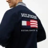 Chaqueta universitaria con logotipo de bandera y acabado repelente al agua Chaqueta universitaria con logotipo de bandera y acabado repelente al agua