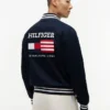 Chaqueta universitaria con logotipo de bandera y acabado repelente al agua Chaqueta universitaria con logotipo de bandera y acabado repelente al agua