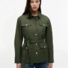 Chaqueta utilitaria con cinturón resistente al agua