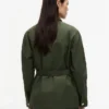 Chaqueta utilitaria con cinturón resistente al agua