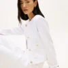 Chaqueta vaquera de mujer con botones dorados Chaqueta vaquera de mujer con botones dorados