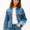 Chaqueta vaquera desgastada con cintura ceñida Chaqueta vaquera desgastada con cintura ceñida