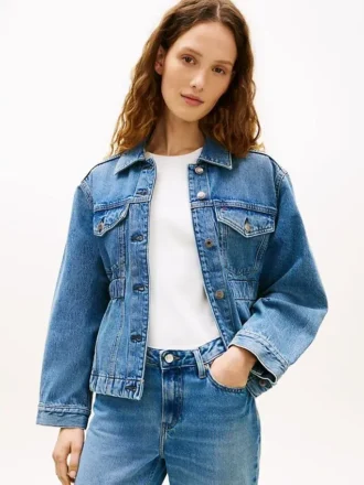Chaqueta vaquera desgastada con cintura ceñida