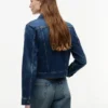 Chaqueta vaquera elástica de corte entallado y lavado oscuro Chaqueta vaquera elástica de corte entallado y lavado oscuro