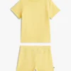 Conjunto de camiseta y pantalones cortos con el logotipo de la bandera para bebés