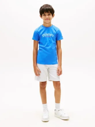Conjunto de camiseta y pantalones cortos con logotipo para niño