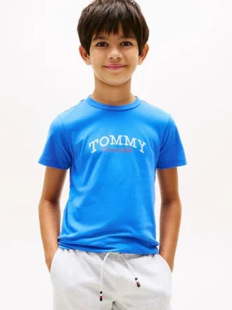 Conjunto de camiseta y pantalones cortos con logotipo para niño