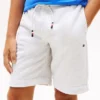 Conjunto de camiseta y pantalones cortos con logotipo para niño
