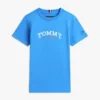 Conjunto de camiseta y pantalones cortos con logotipo para niño