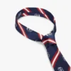 Corbata de seda a rayas con monograma y escudo Corbata de seda a rayas con monograma y escudo