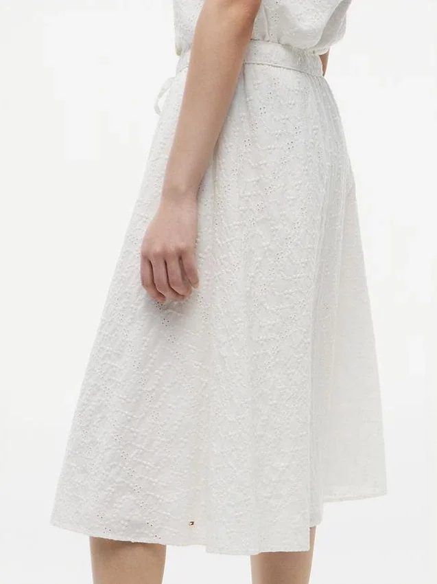 Falda midi con ojales bordados Falda midi con ojales bordados