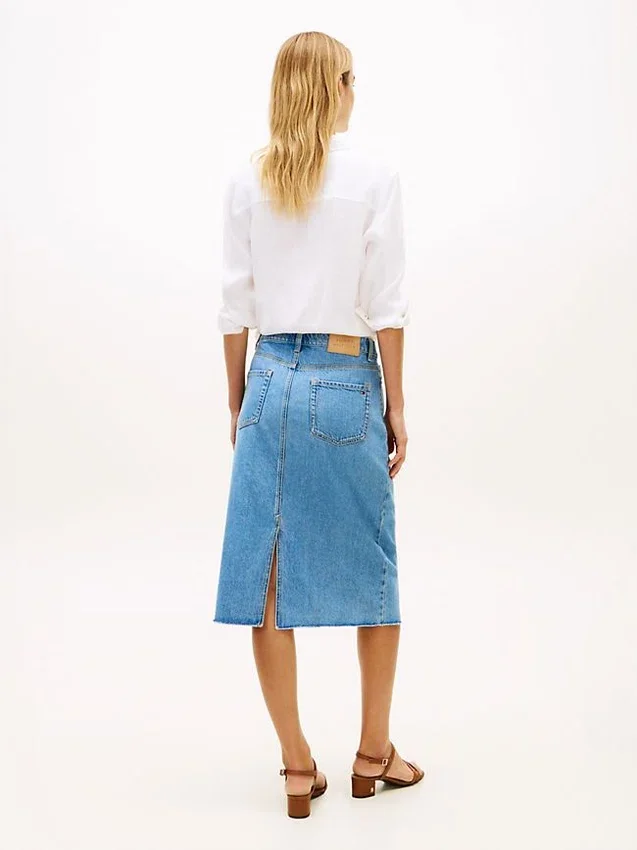 Falda midi vaquera con bajo sin rematar Falda midi vaquera con bajo sin rematar