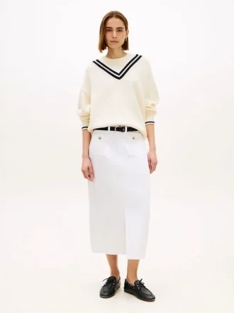 Falda midi vaquera con bolsillos y botones dorados