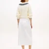 Falda midi vaquera con bolsillos y botones dorados