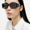 Gafas de sol con montura rectangular llamativa