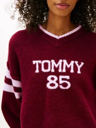 Jersey Tommy Jeans 85 Varsity con cuello en V