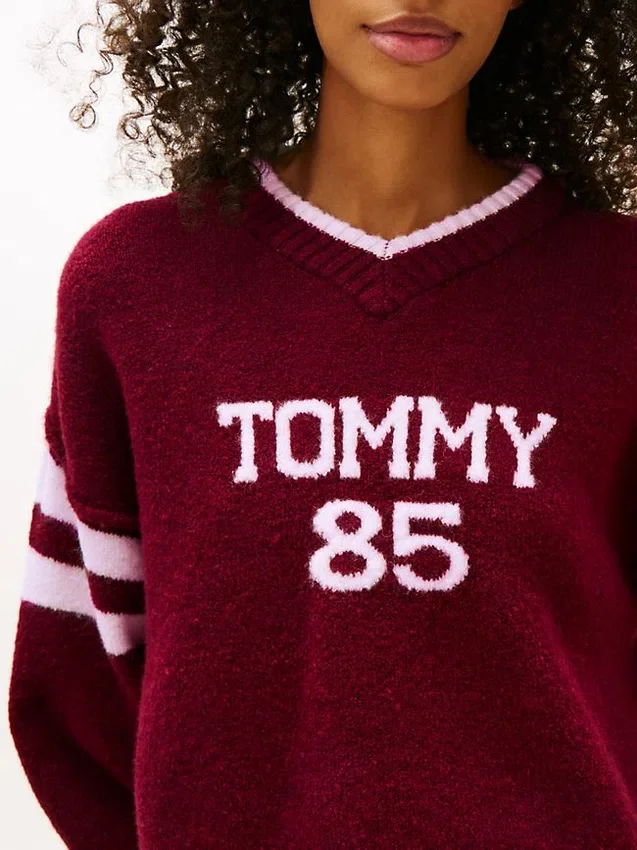 Jersey Tommy Jeans 85 Varsity con cuello en V Jersey Tommy Jeans 85 Varsity con cuello en V