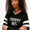 Jersey Tommy Jeans 85 Varsity con cuello en V Jersey Tommy Jeans 85 Varsity con cuello en V