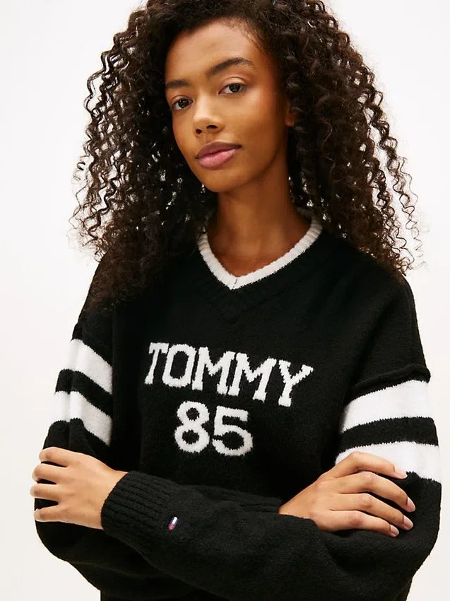 Jersey Tommy Jeans 85 Varsity con cuello en V Jersey Tommy Jeans 85 Varsity con cuello en V