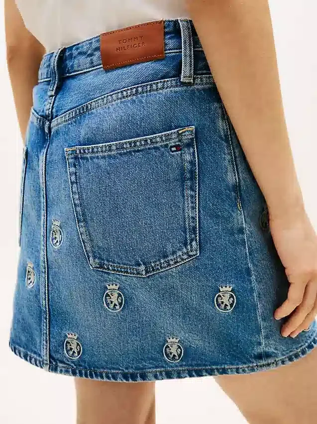 Minifalda vaquera de talle alto con escudo bordado Minifalda vaquera de talle alto con escudo bordado