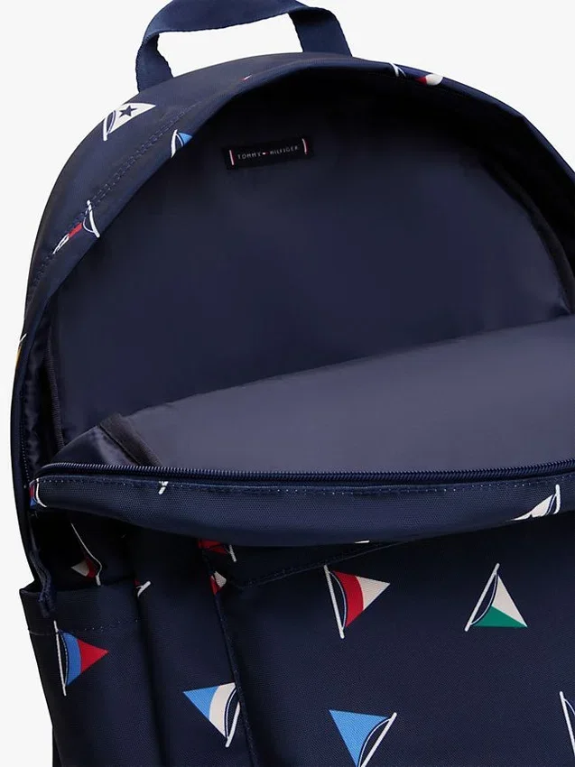 Mochila infantil con estampado de banderas náuticas Mochila infantil con estampado de banderas náuticas