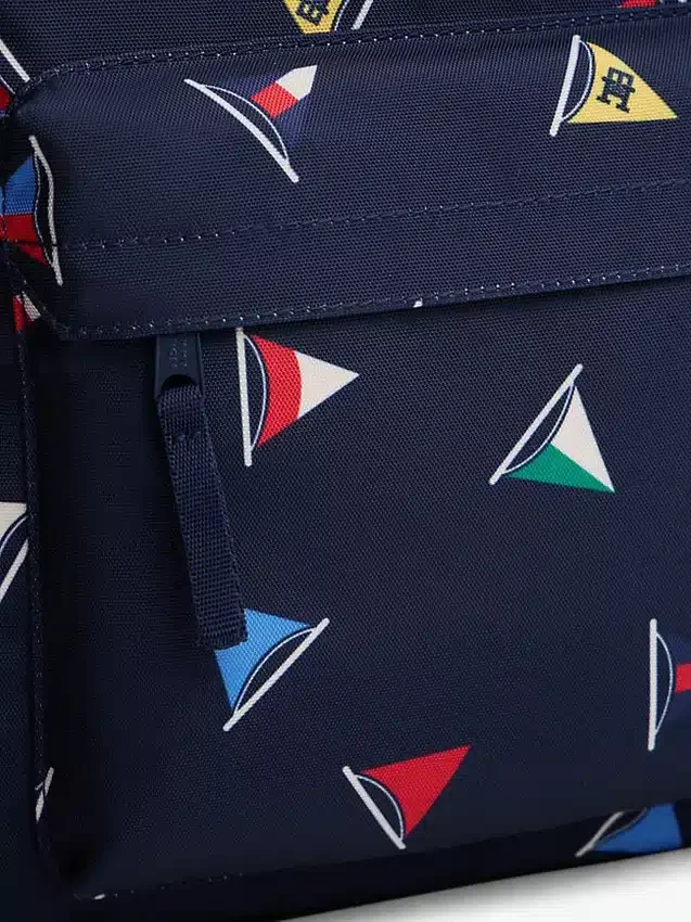 Mochila infantil con estampado de banderas náuticas Mochila infantil con estampado de banderas náuticas