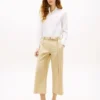 Pantalón chino de pierna ancha con cinturón Pantalón chino de pierna ancha con cinturón