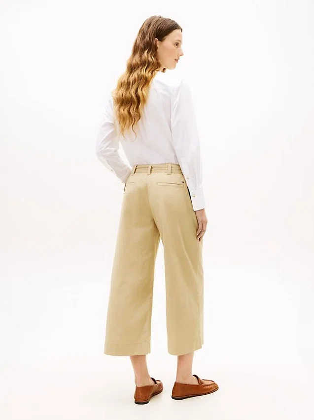 Pantalón chino de pierna ancha con cinturón Pantalón chino de pierna ancha con cinturón