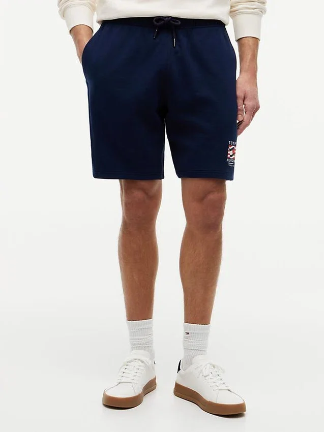 Pantalón corto de chándal de corte regular con logotipo de bandera ondulada