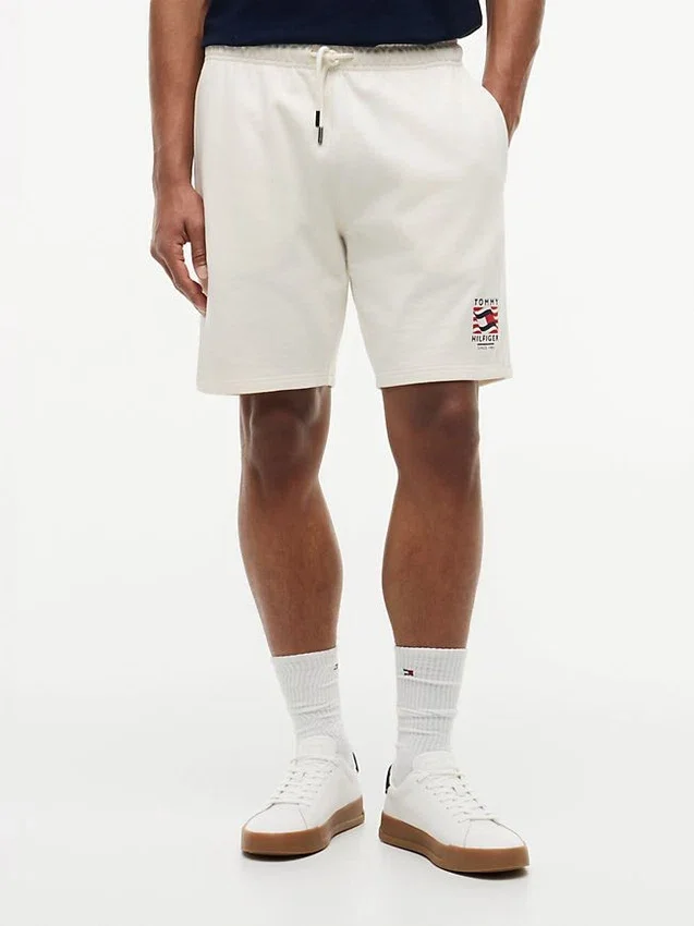 Pantalón corto de chándal de corte regular con logotipo de bandera ondulada Pantalón corto de chándal de corte regular con logotipo de bandera ondulada