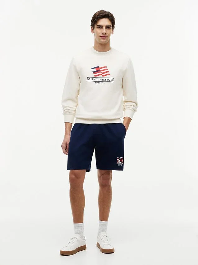 Pantalón corto de chándal de corte regular con logotipo de bandera ondulada