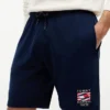 Pantalón corto de chándal de corte regular con logotipo de bandera ondulada