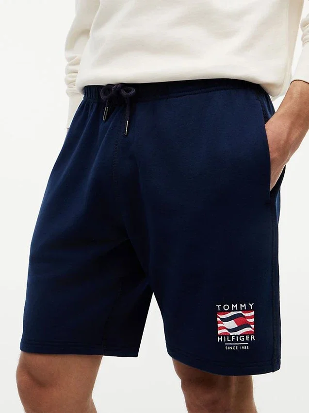 Pantalón corto de chándal de corte regular con logotipo de bandera ondulada