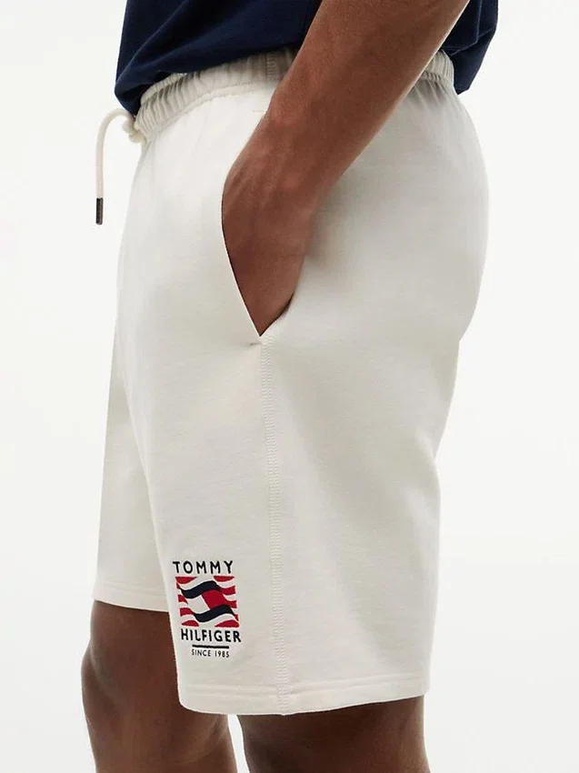Pantalón corto de chándal de corte regular con logotipo de bandera ondulada Pantalón corto de chándal de corte regular con logotipo de bandera ondulada