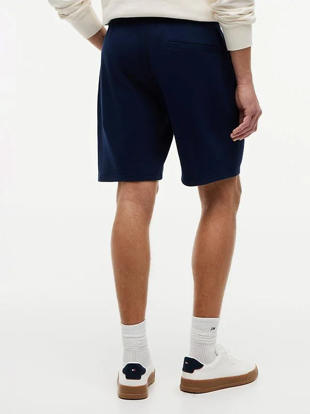 Pantalón corto de chándal de corte regular con logotipo de bandera ondulada