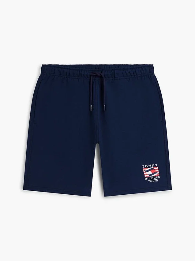 Pantalón corto de chándal de corte regular con logotipo de bandera ondulada